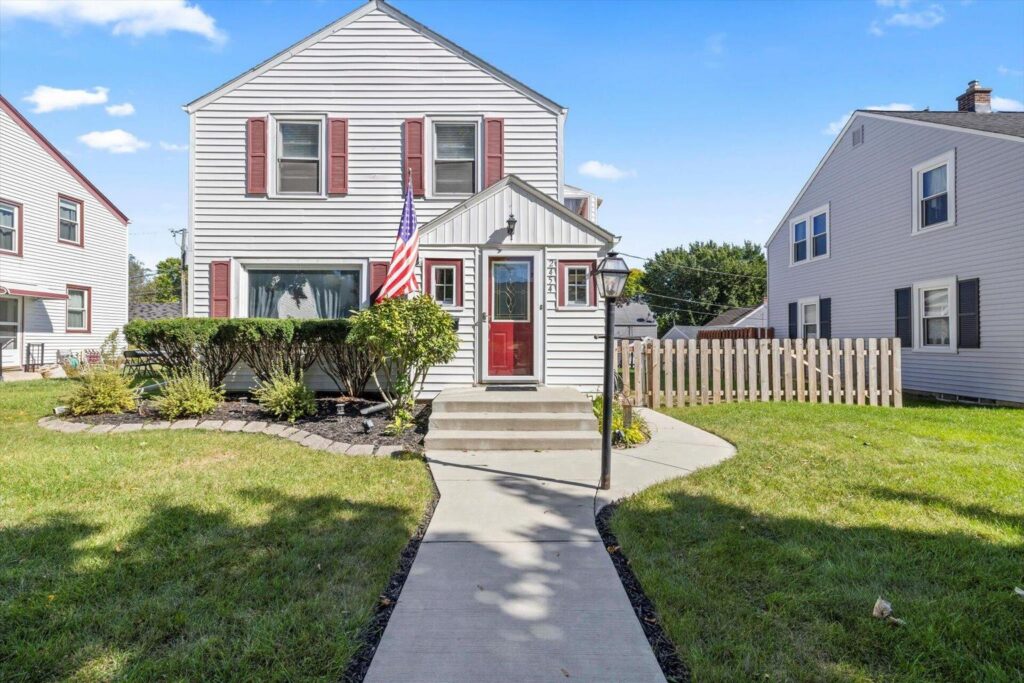 West Allis colonial sold by Arianne Moreland